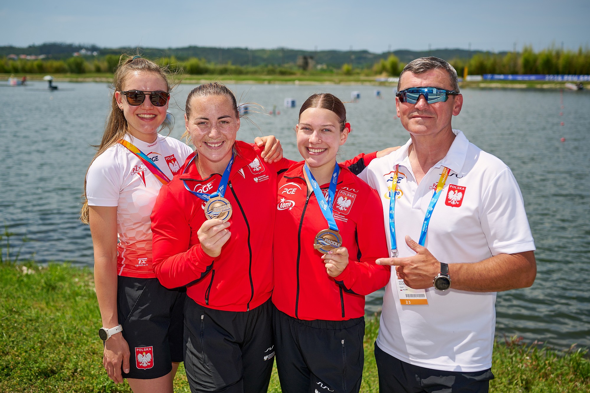 2026.06.13, Portugalia, Montemor-o-Velho
ME w sprincie kajakowym i parakajakarstwie
C2 kobiet 200 m, ceremonia medalowa
Patrycja Wusiewicz, Dorota Borowska, Milena Mackiewicz, Mariusz Szalkowski
Fot. Rafal Oleksiewicz/PZKaj ME w sprincie kajakowym i parakajakarstwie